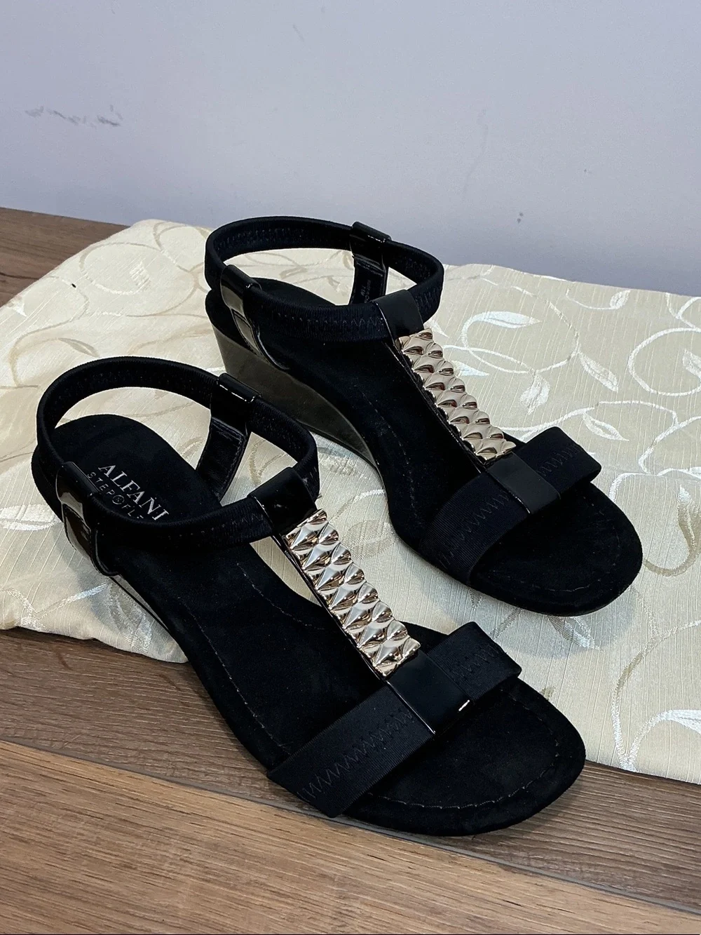 Alfani “Vacay” step n flex Black T-Strap wedge Sandals w/Gold Accent, size 7.5